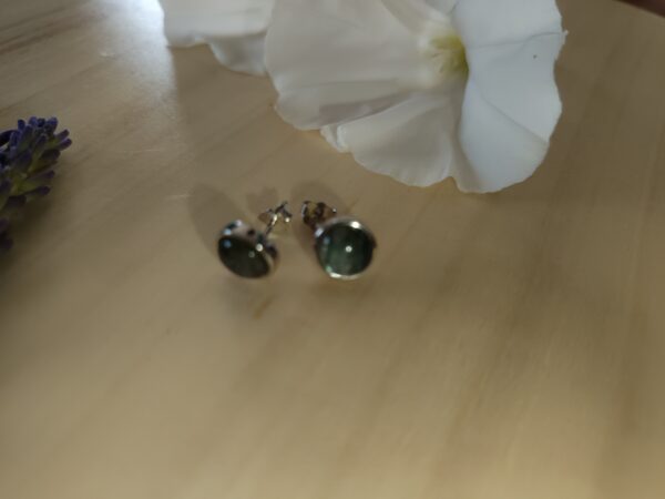 Boucles d’oreilles rondes en argent 925 et pierre polie Labradorite – Qualité extra & éclat naturel – Image 2